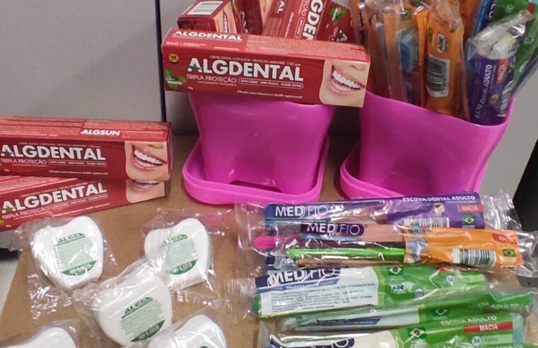 Dentista na Escola entrega kits de higiene bucal para estudantes de Caraguatatuba
