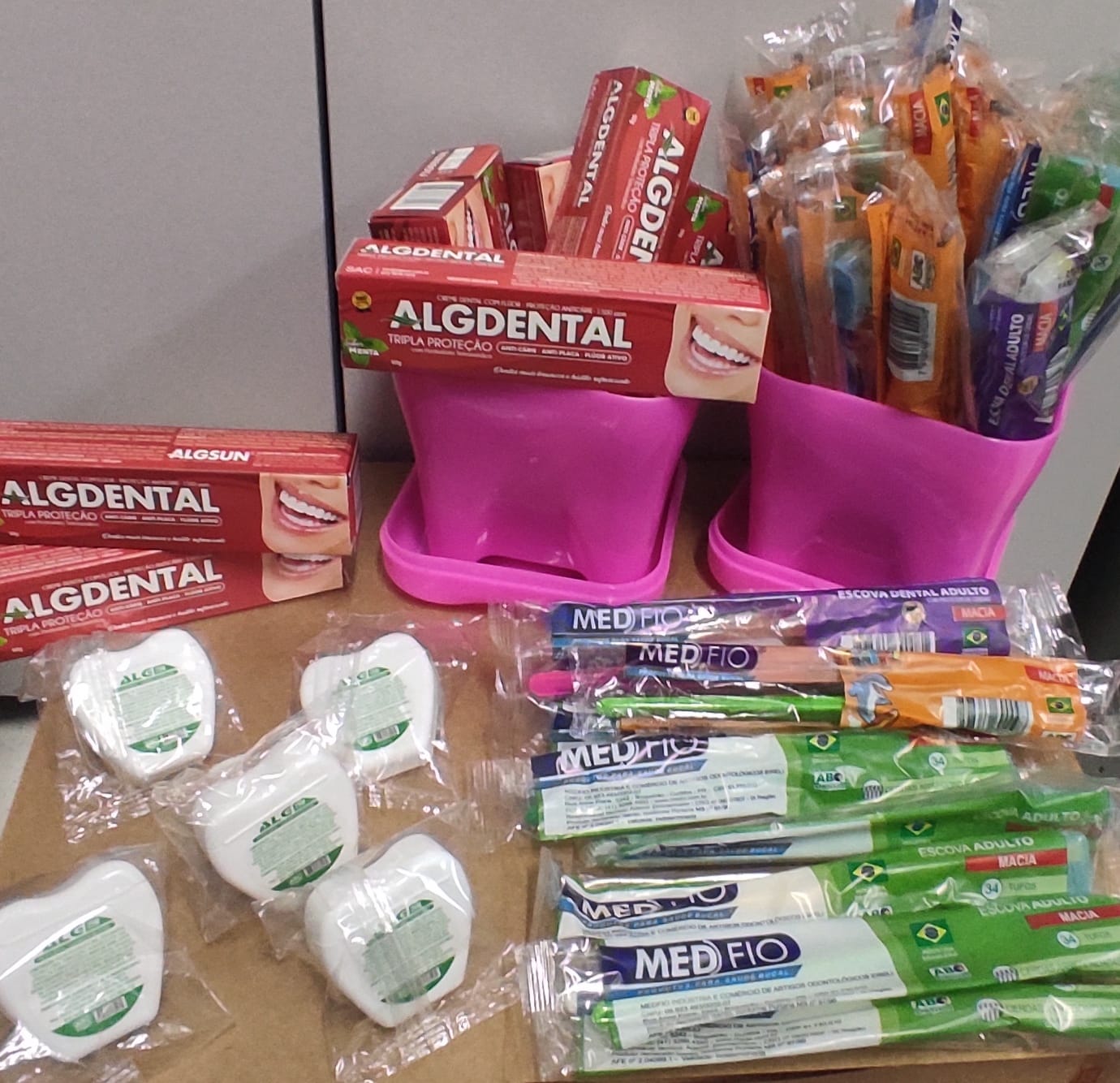 Dentista na Escola entrega kits de higiene bucal para estudantes de Caraguatatuba