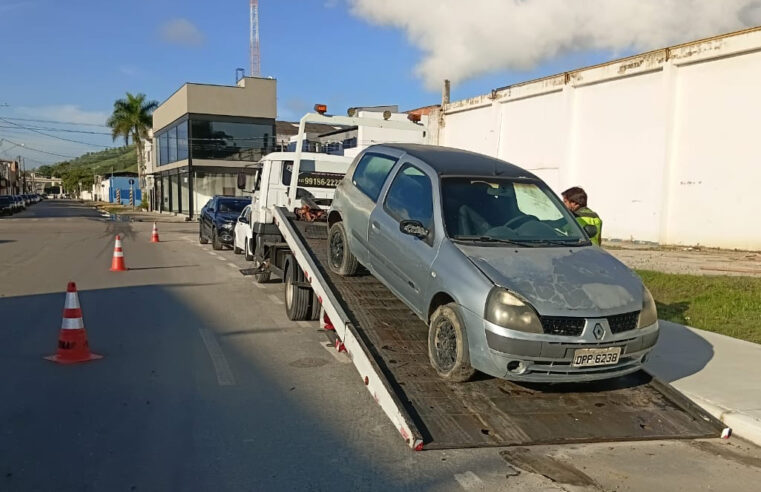Carros abandonados são recolhidos em São Sebastião