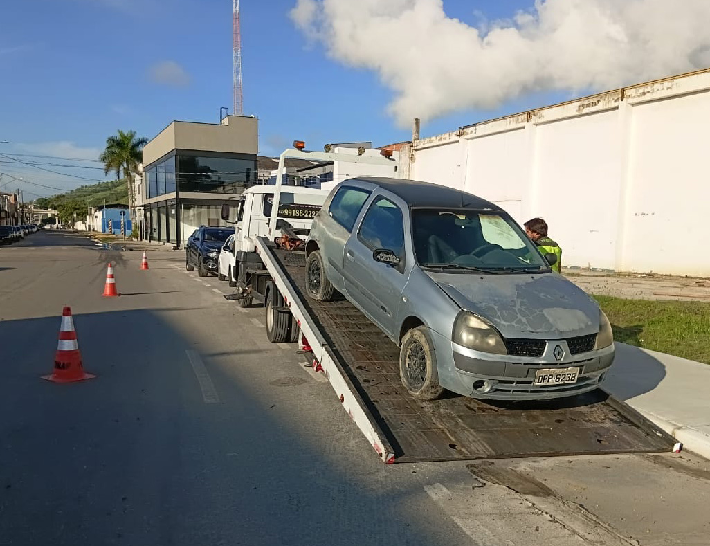 Carros abandonados são recolhidos em São Sebastião