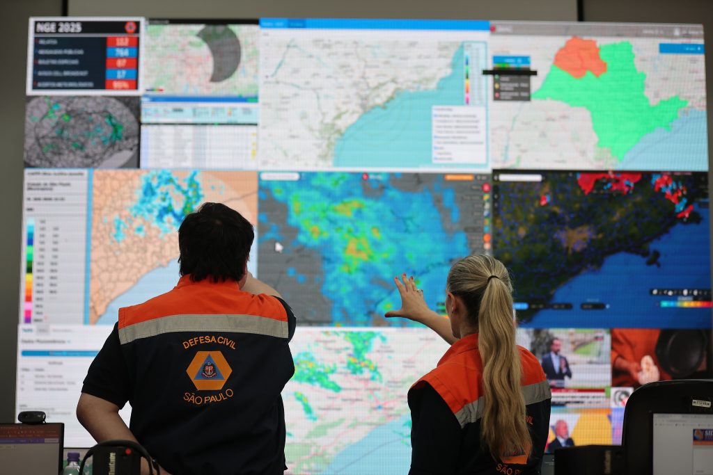 Defesa Civil mantém alerta para chuvas intensas após tragédias no Litoral Norte