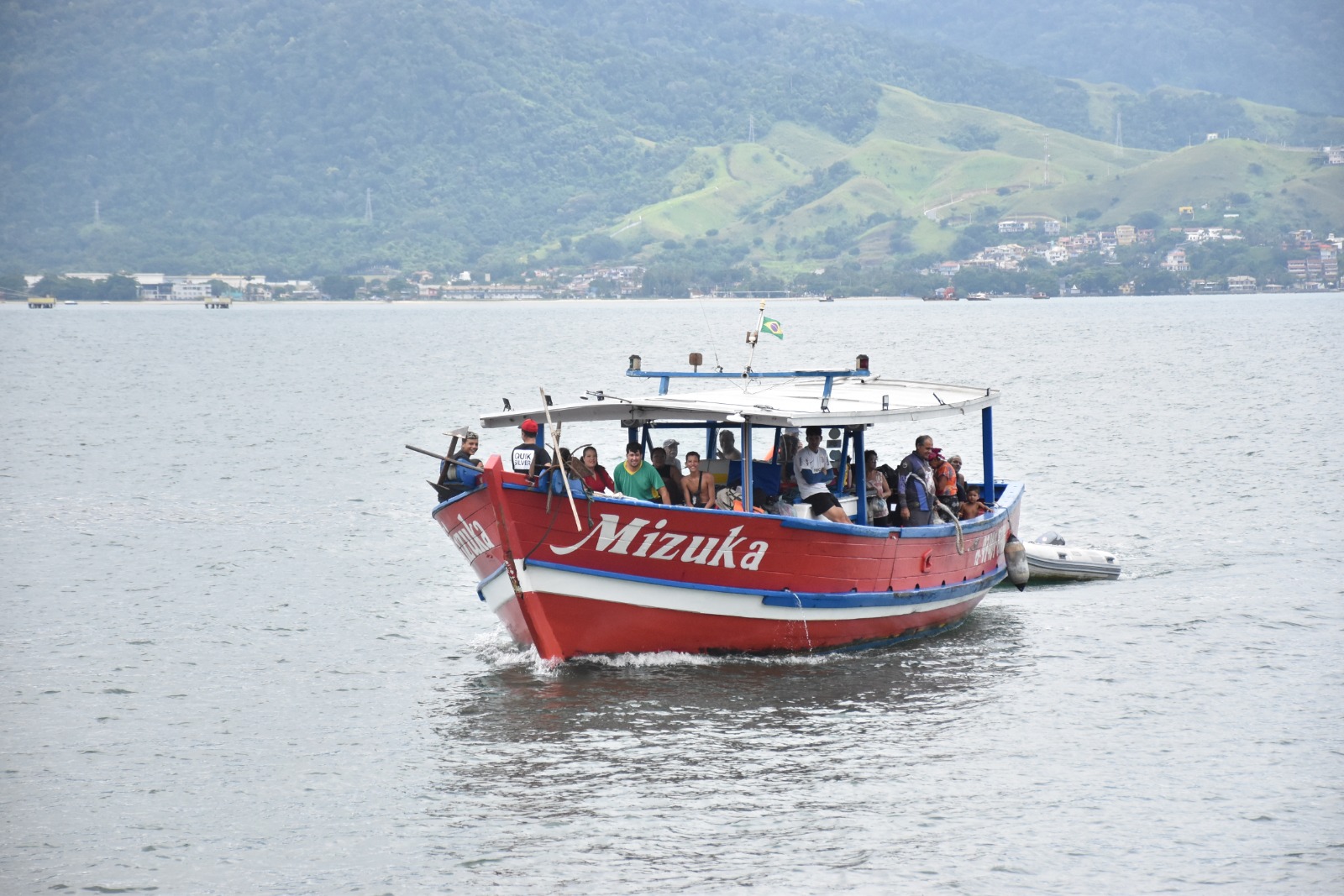 Resgate de turistas e moradores isolados em Castelhanos é realizado