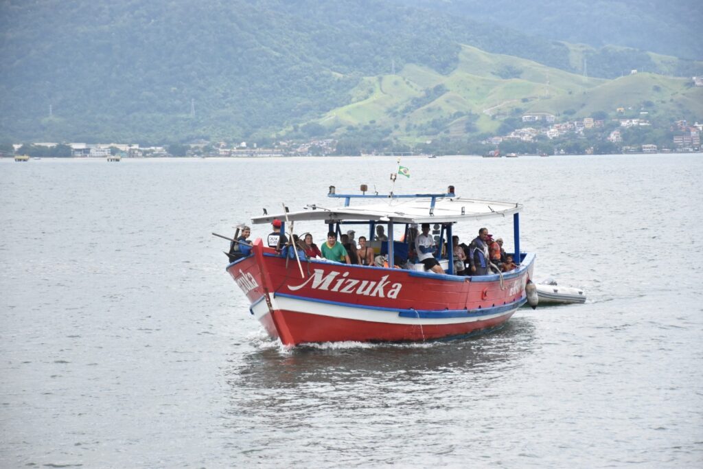 Operação resgata pelo mar 25 pessoas isoladas após chuvas na Praia de Castelhanos