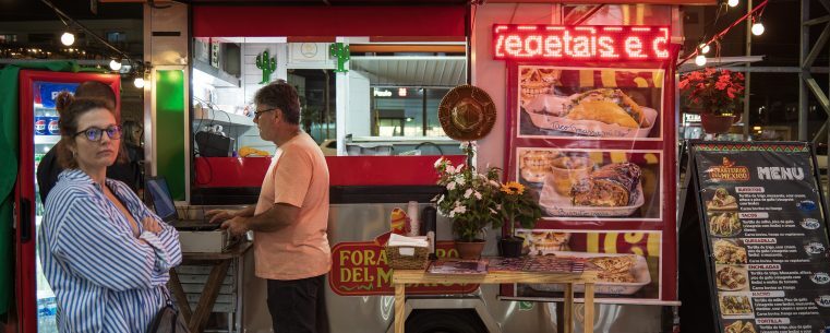 Food trucks e música ao vivo em Caraguatatuba