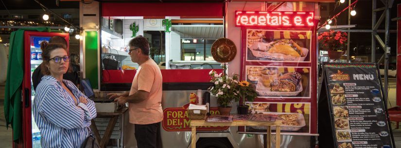 Food trucks e música ao vivo em Caraguatatuba