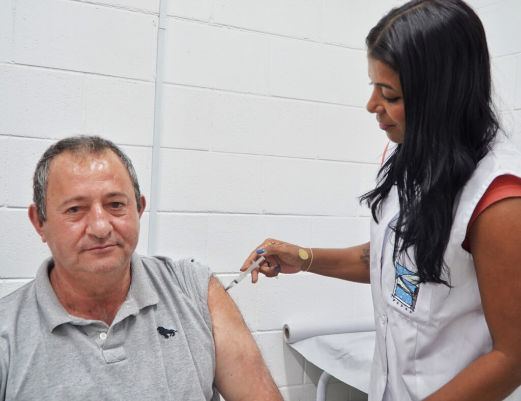 São Sebastião vacina contra a Influenza em Dia D