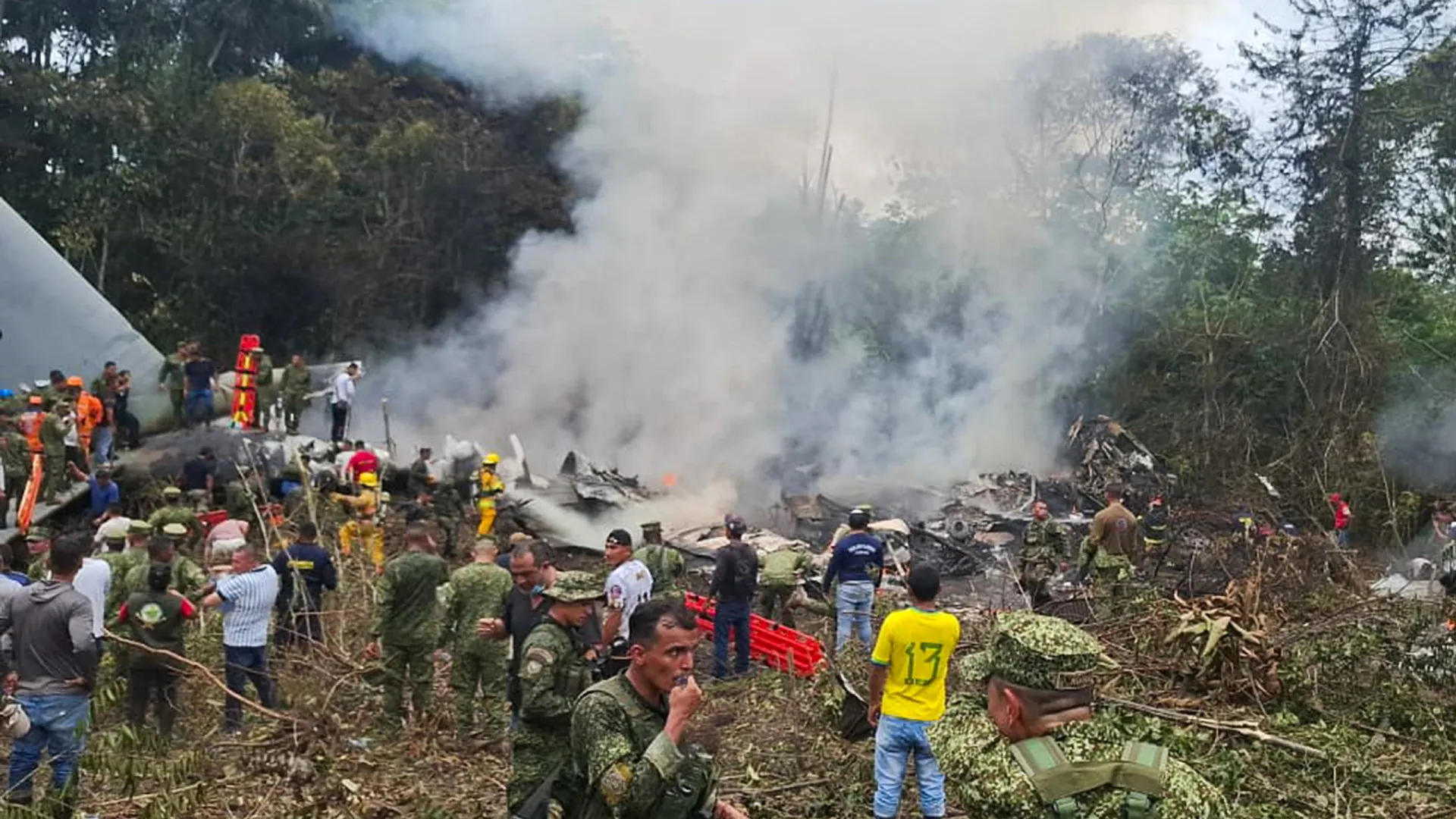 66 mortos em queda de avião militar na Colômbia