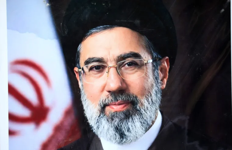Irã afirma que líder Khamenei está no comando