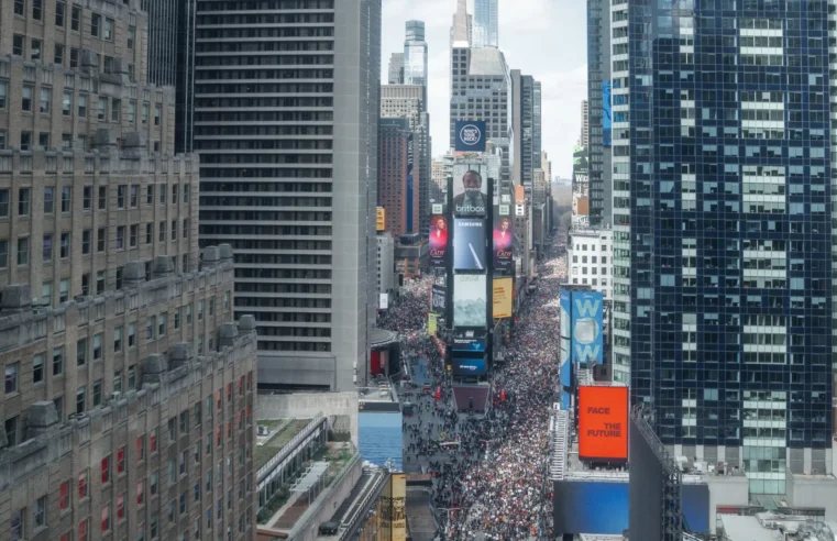 Multidão sai às ruas de Nova York contra governo de Donald Trump