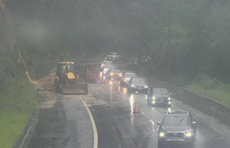 Deslizamento de terra interdita pista na Tamoios