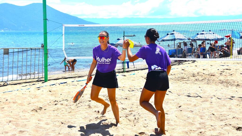 Beach Tennis feminino reúne gerações em Ilhabela