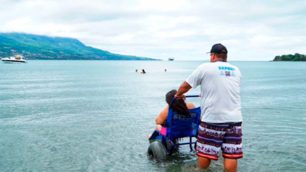 São Sebastião incentiva inclusão com surf adaptado na Praia da Baleia