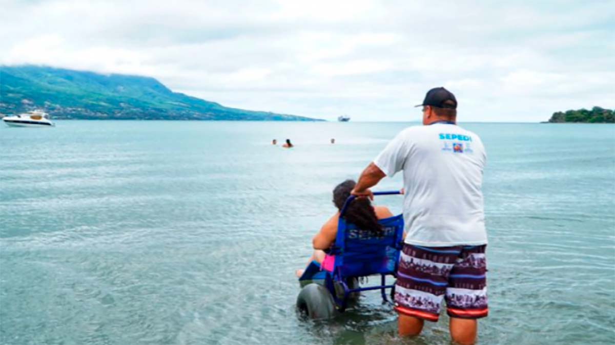 São Sebastião incentiva inclusão com surf adaptado na Praia da Baleia