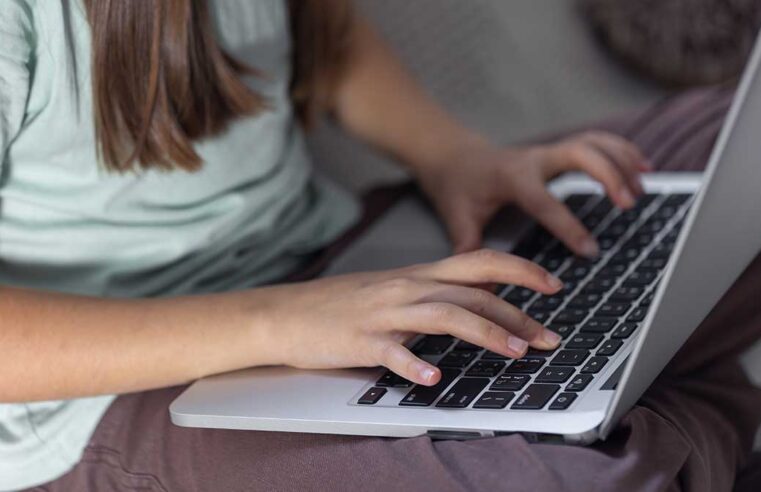 Ilhabela reforça proteção de crianças no ambiente on-line