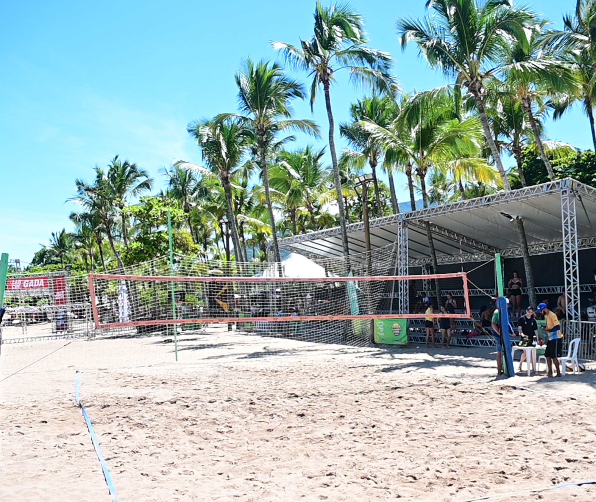 Mulheres se revezam no beach tennis em Ilhabela