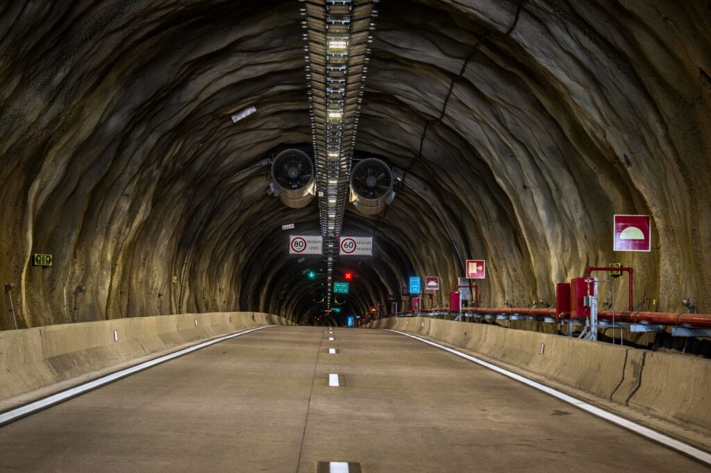 Túneis da Rodovia dos Tamoios fecham para manutenção noturna