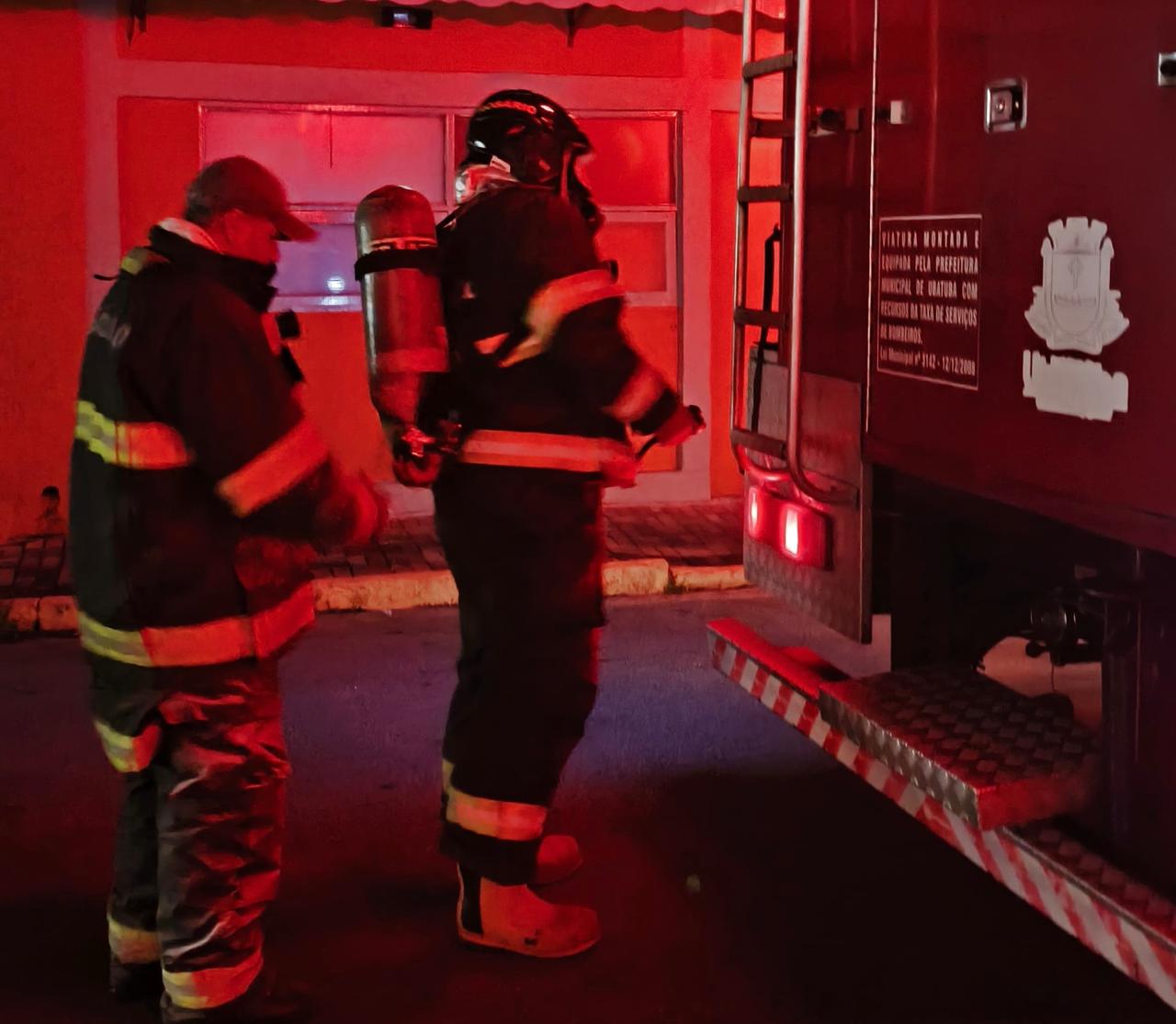 Incêndio em poste de energia em Ubatuba