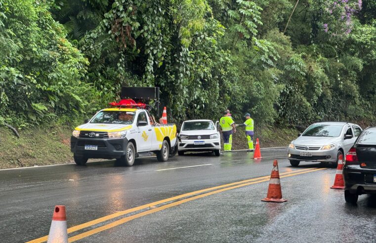 Acidente entre caminhão e carro interdita trecho da Rio/Santos em Caraguatatuba