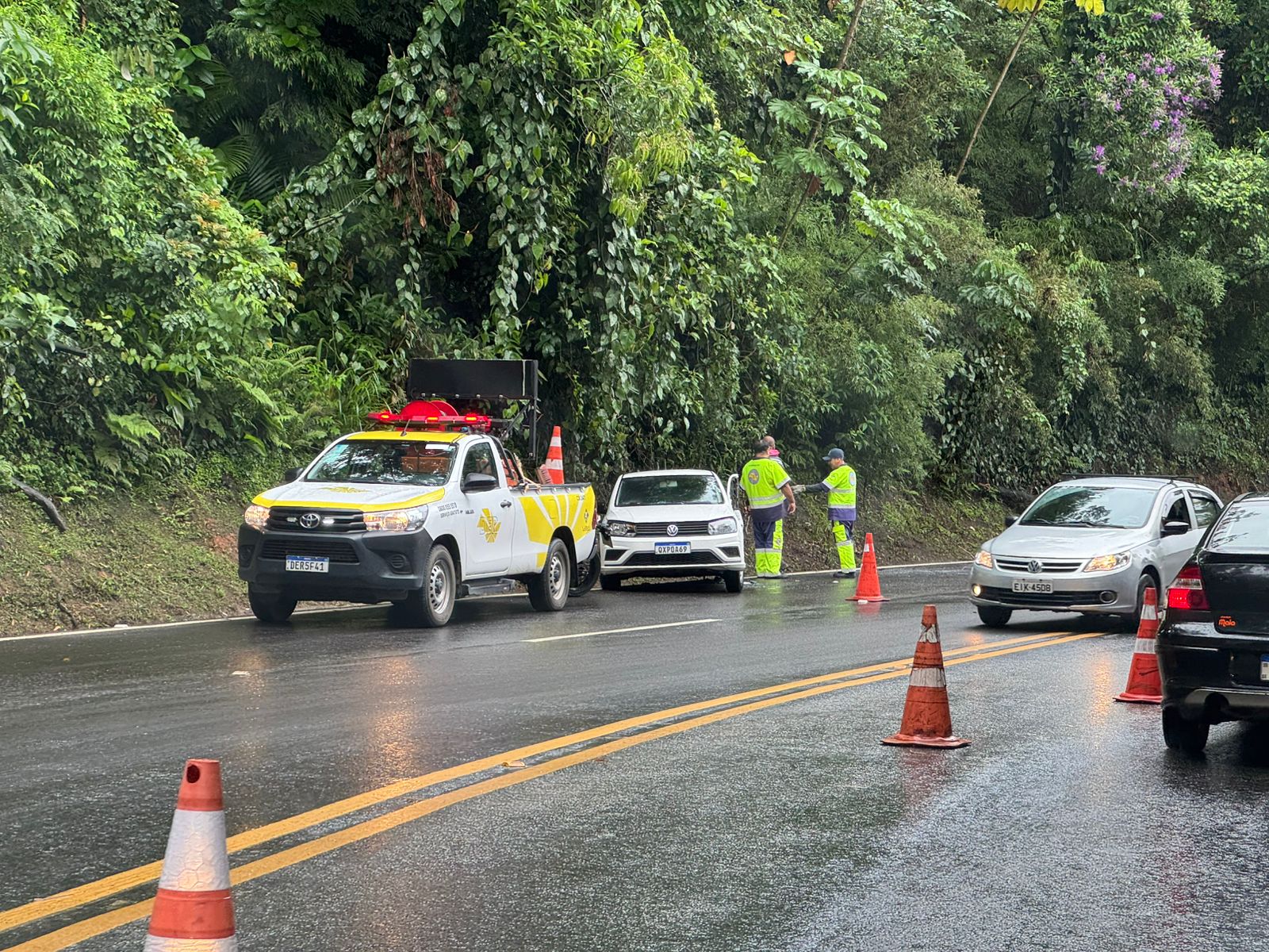 Acidente entre caminhão e carro interdita trecho da Rio/Santos em Caraguatatuba