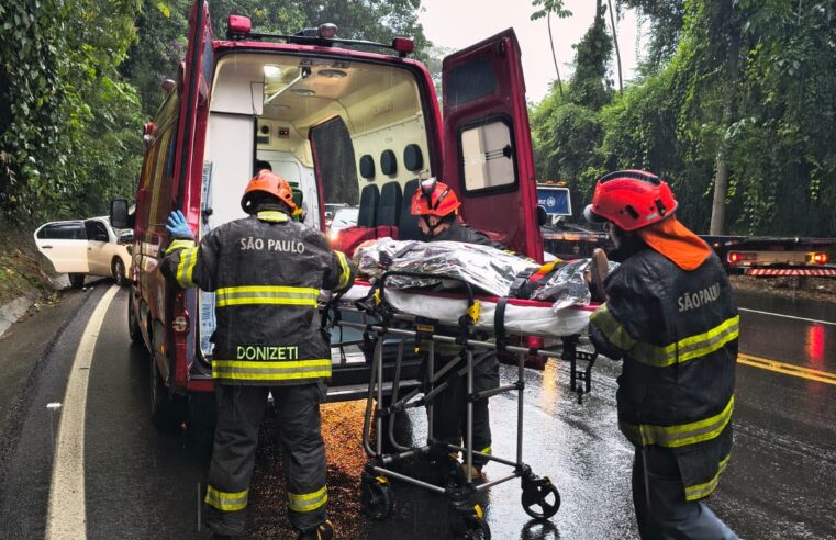 Caminhão tomba e atinge carro em trecho de serra da Rio-Santos
