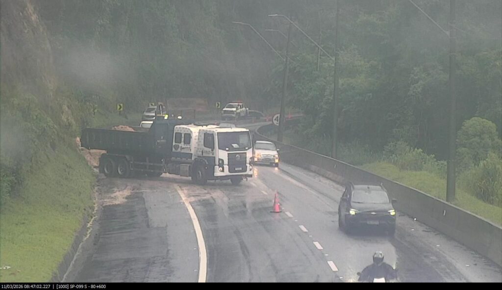 Deslizamento de terra interdita trecho da Rodovia dos Tamoios