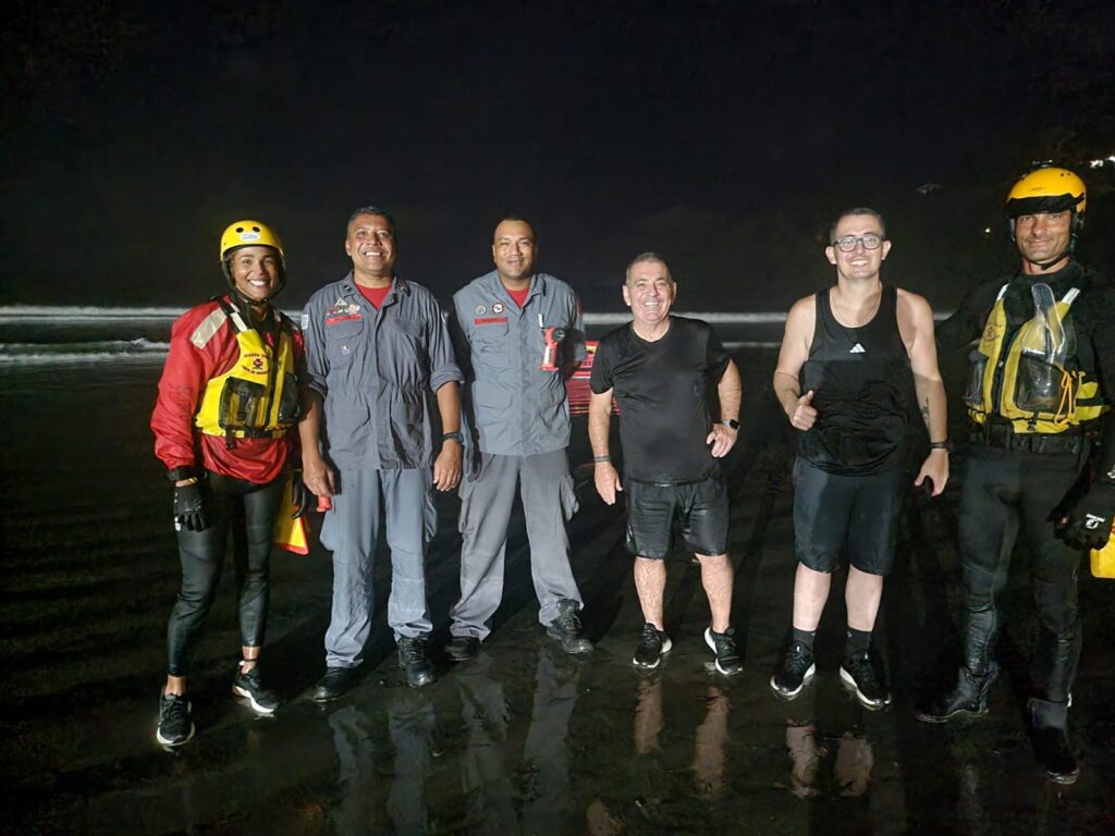 Equipes de bombeiros resgatam pai e filho ilhados em Ubatuba