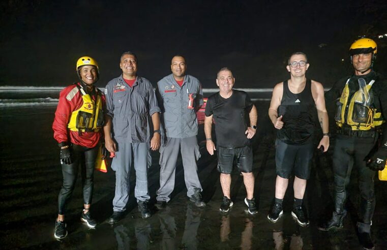 Equipes de bombeiros resgatam pai e filho ilhados em Ubatuba