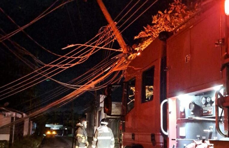 Bombeiros combatem incêndio em poste de energia em Ubatuba