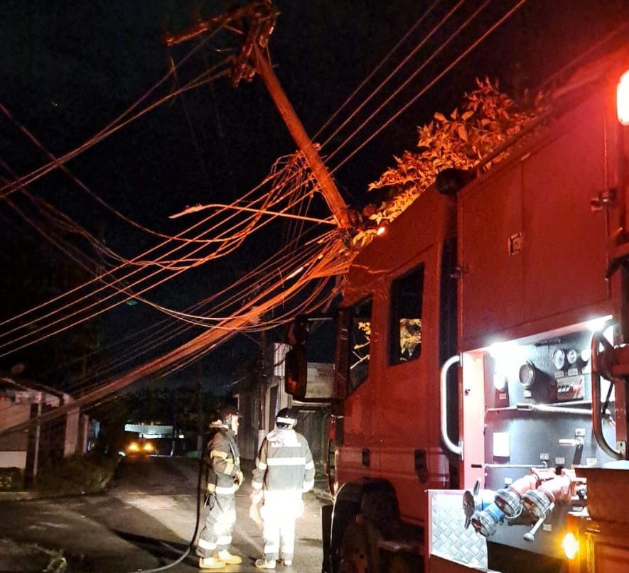 Bombeiros combatem incêndio em poste de energia em Ubatuba