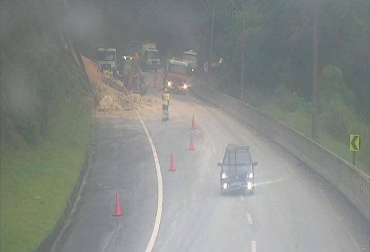 Deslizamento de terra interdita trecho da Rodovia dos Tamoios
