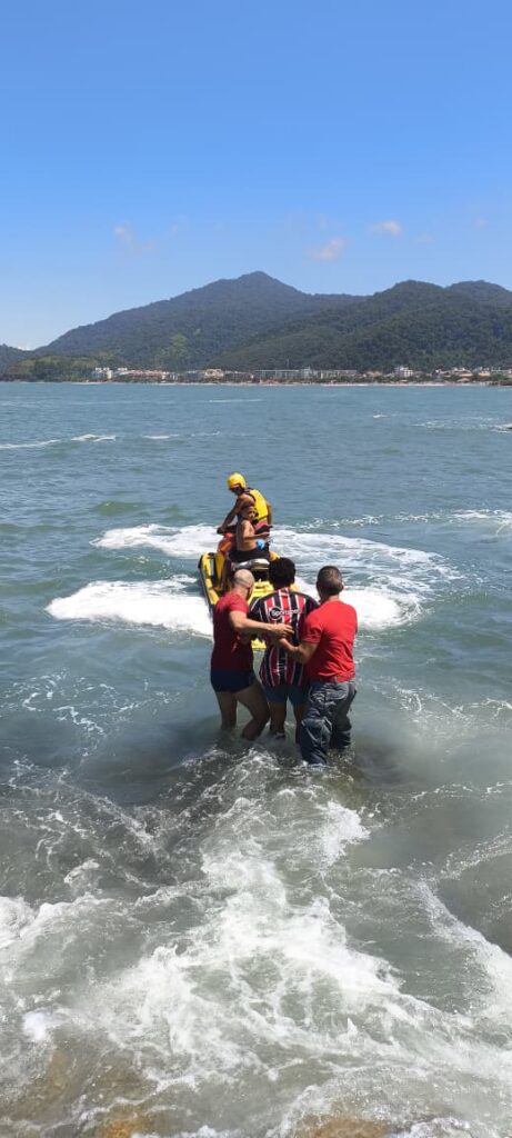 Jovem é resgatado em trilha com escoriações em Ubatuba