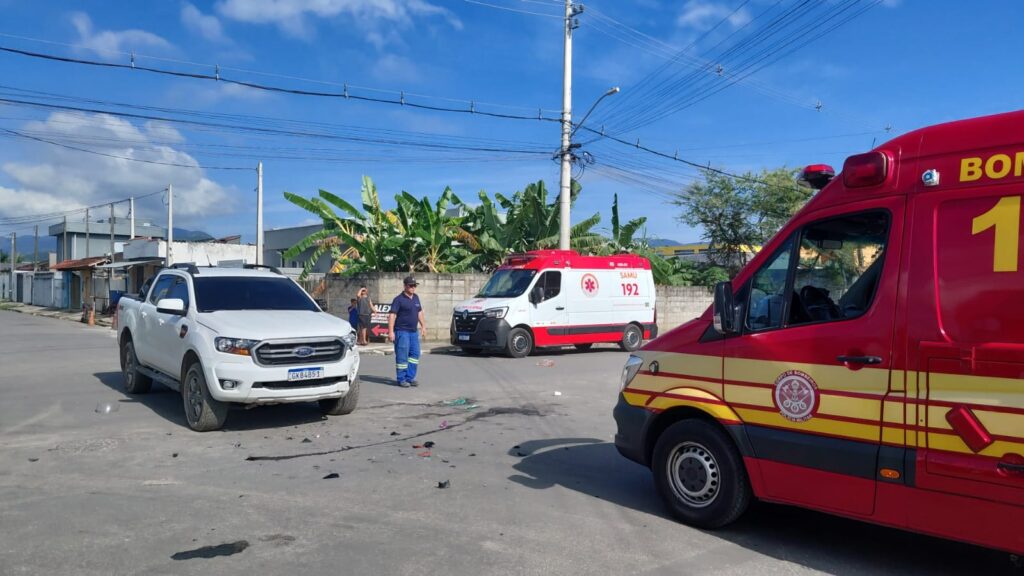 Acidente envolvendo carro e moto deixa duas vítimas em Caraguatatuba