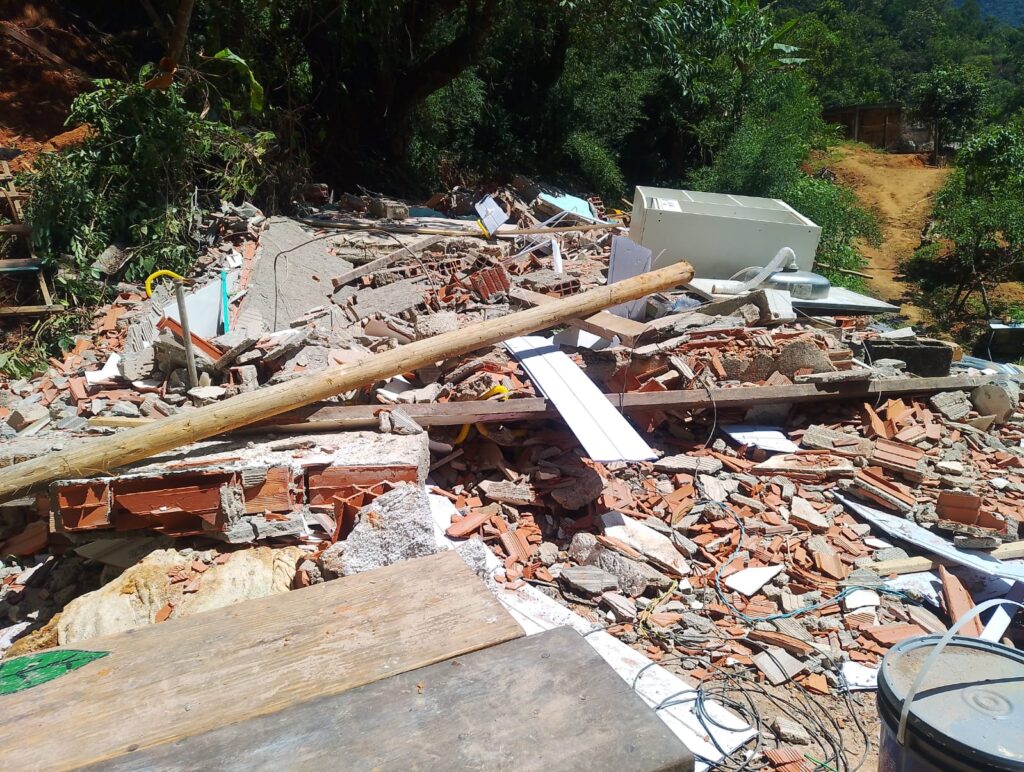 Demolições em Ipiranguinha, Ubatuba, após operação de fiscalização