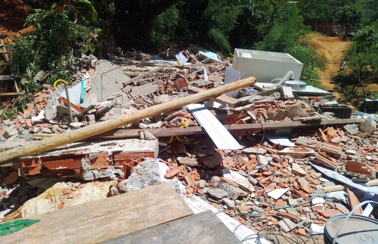 Demolições em Ipiranguinha, Ubatuba, após operação de fiscalização