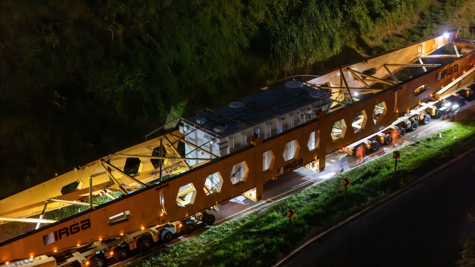 Operação especial para carga de 845 toneladas na Rodovia dos Tamoios