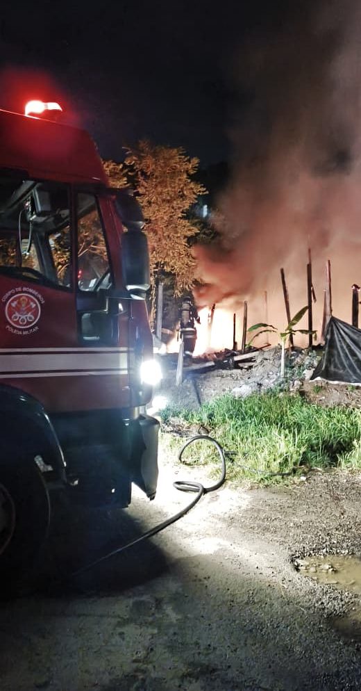 Incêndio destroi imóvel em Ubatuba durante a madrugada