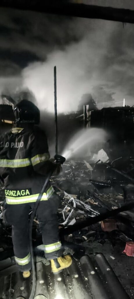 Bombeiros combatem incêndio em galpão em Ubatuba