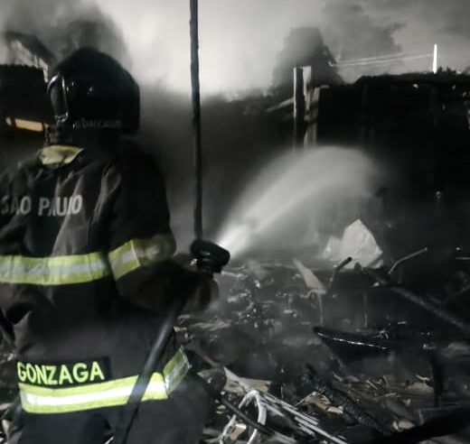 Bombeiros combatem incêndio em galpão em Ubatuba