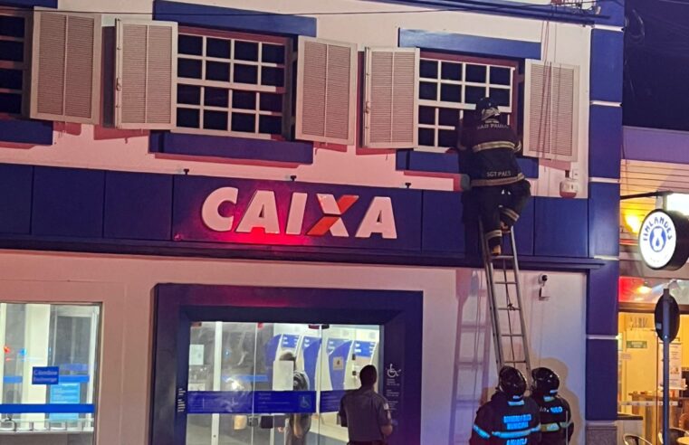 Bombeiros de Ilhabela combatem incêndio em agência da Caixa