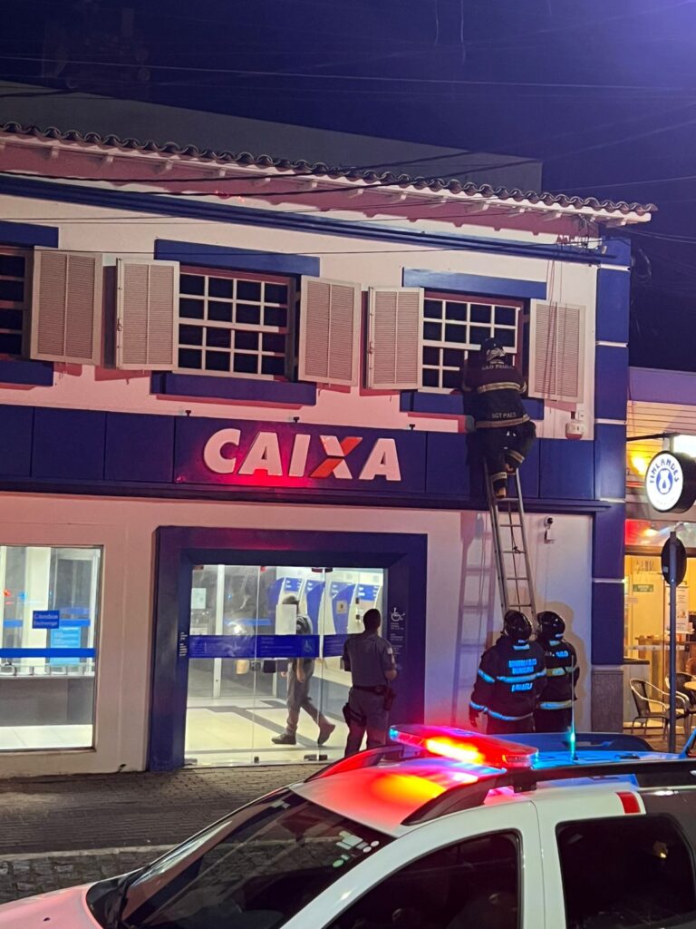 Bombeiros de Ilhabela combatem incêndio em agência da Caixa