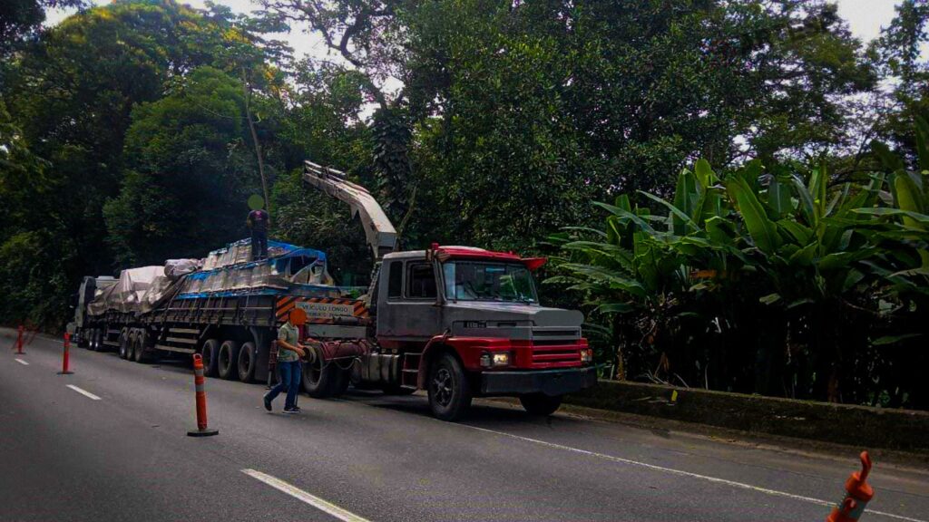 Acidente de carreta bloqueia rodovia Anchieta em Cubatão