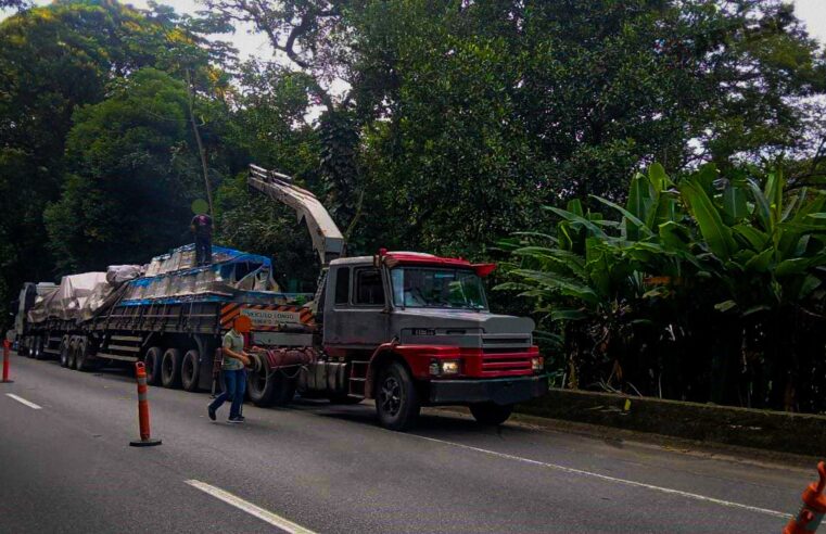 Acidente de carreta bloqueia rodovia Anchieta em Cubatão
