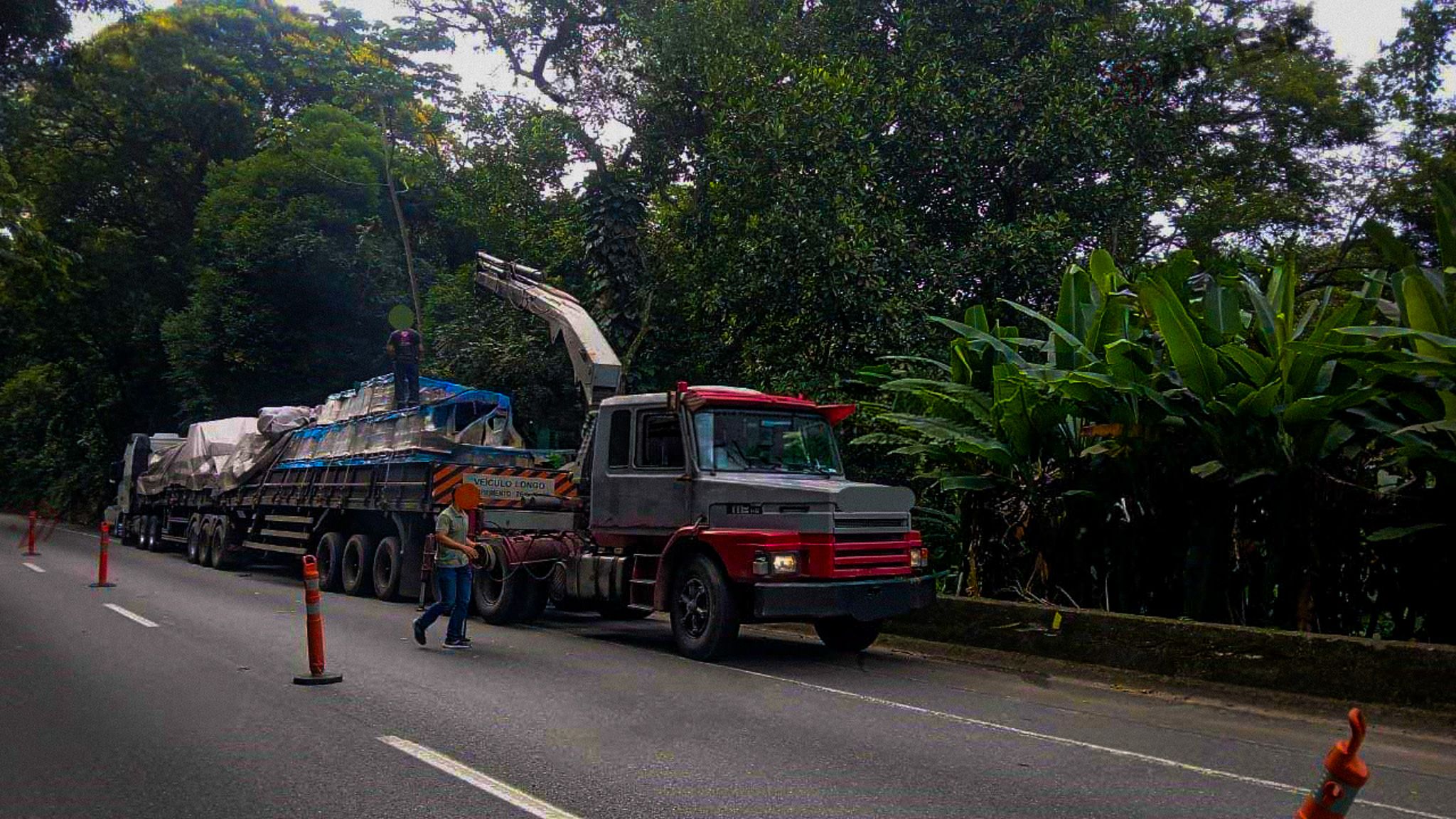 Acidente de carreta bloqueia rodovia Anchieta em Cubatão