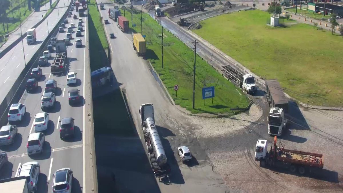 Rodovias lotadas no litoral paulista durante o feriado