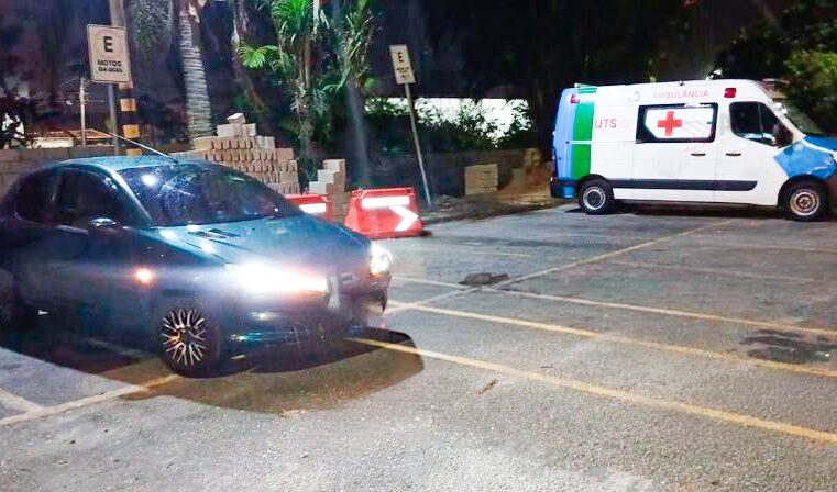 Ambulância e carro se chocam na Via Expressa Sul em Praia Grande