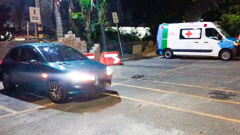 Ambulância e carro se chocam na Via Expressa Sul em Praia Grande