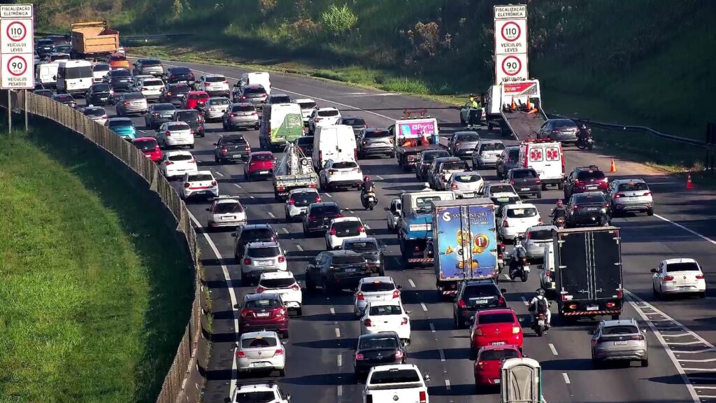 Congestionamento na serra de Santos afeta rotas importantes