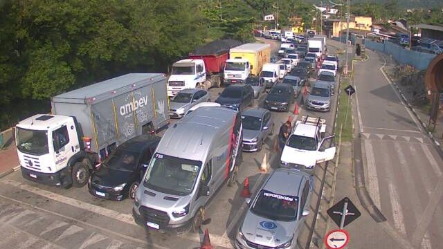 Balsa de Ilhabela tem espera de até 45 minutos