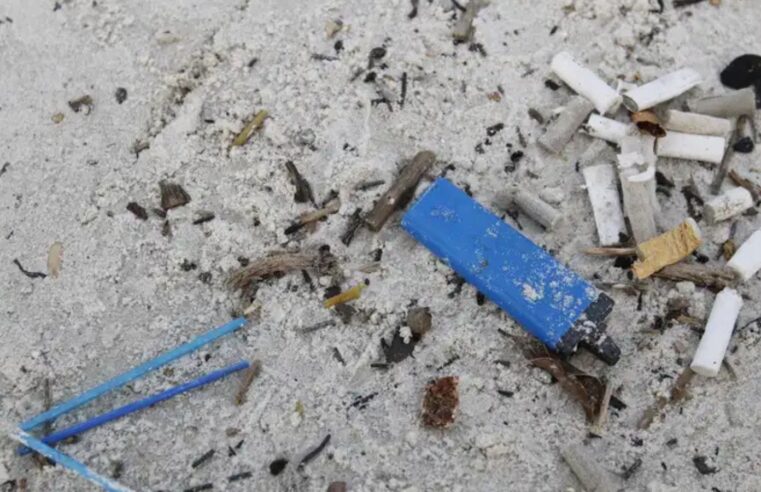 Bitucas de cigarro poluem praias brasileiras em grande escala