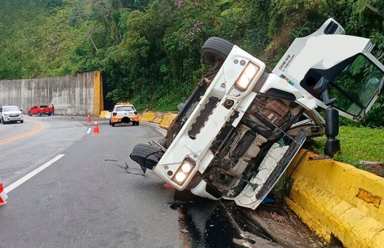 Caminhão tomba na Mogi